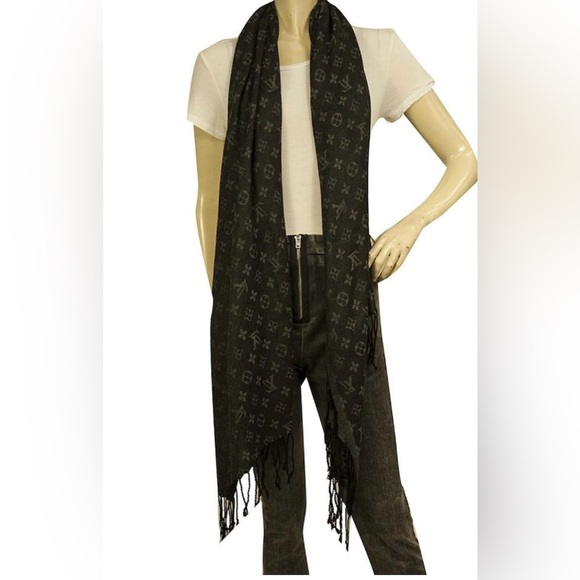 Louis Vuitton Monogram reversible Shawl. Pre own condition. - Picture 1 of 5